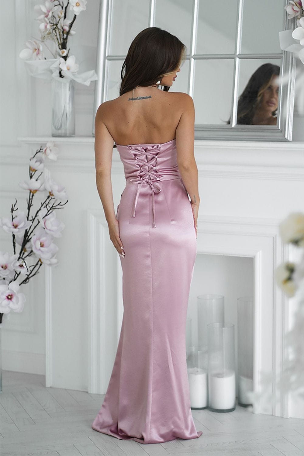 Robe de soirée longue satin dos nu rose style chic moulante élégante pour mariage ou événement spécial