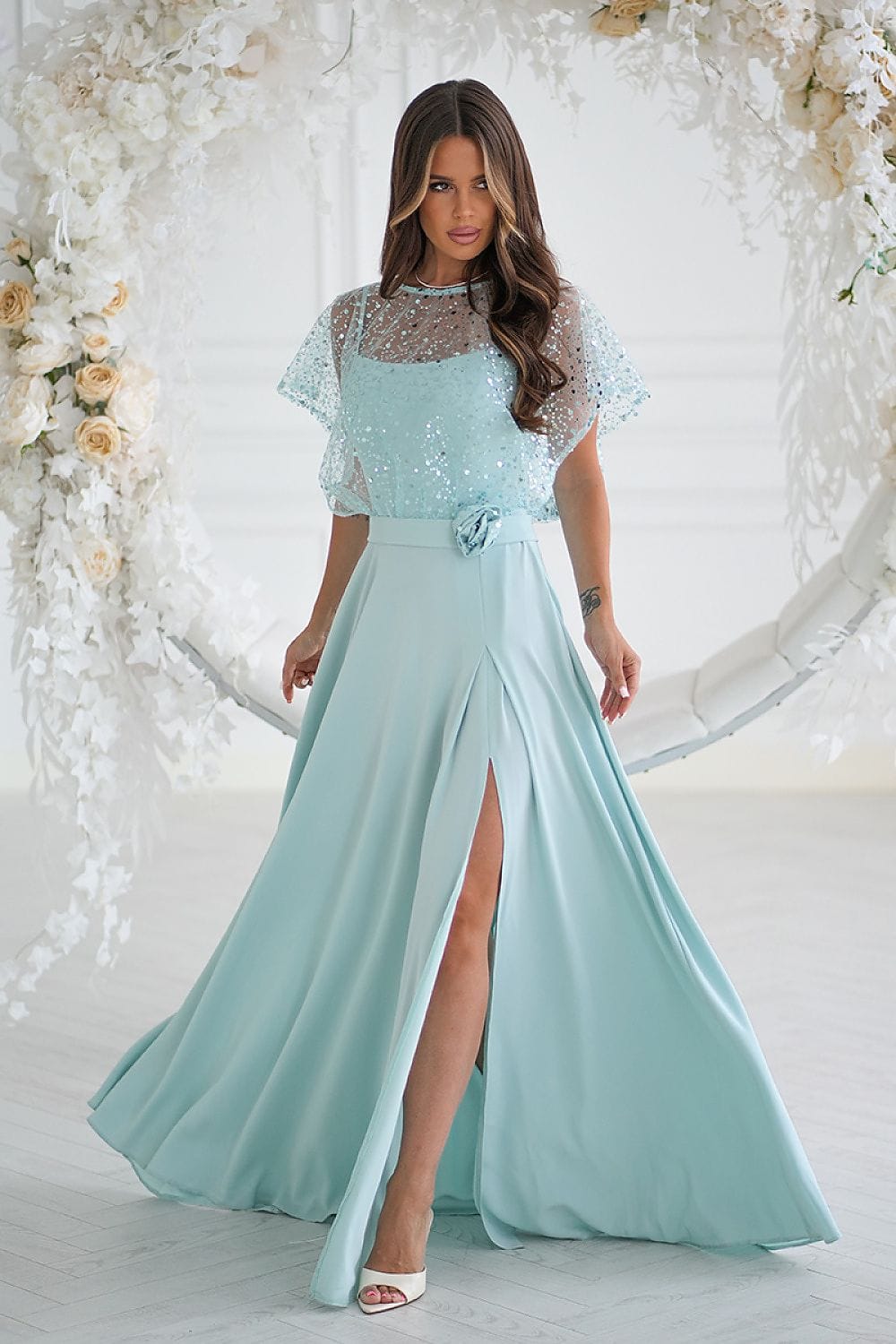 Robe de soirée mariage longue bleu fendue à manches courtes style chic avec sequins pour invitée élégante