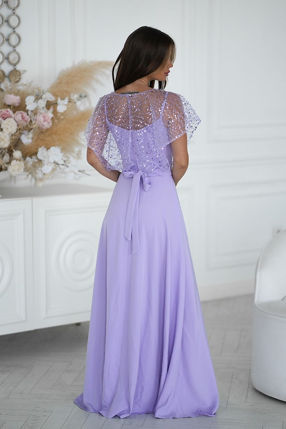 Robe longue soirée chic violette avec manches courtes et cape en dentelle, élégante pour mariage ou gala