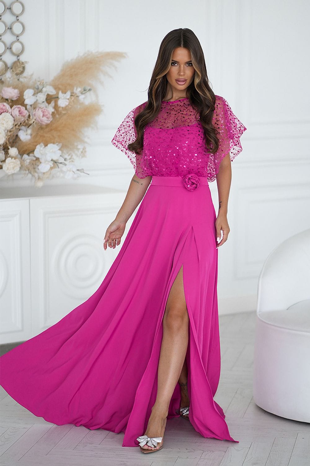 Robe de soirée chic longue fendue rose manches courtes élégante avec haut pailleté pour mariage invité