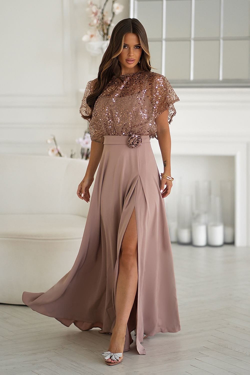 Robe de soirée chic longue fendue rose poudré à sequins manches courtes ceinture fleur élégante pour mariage