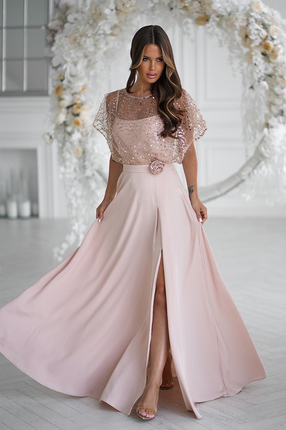 Robe longue soirée mariage rose poudré fendue style chic manches courtes élégante invitée femme