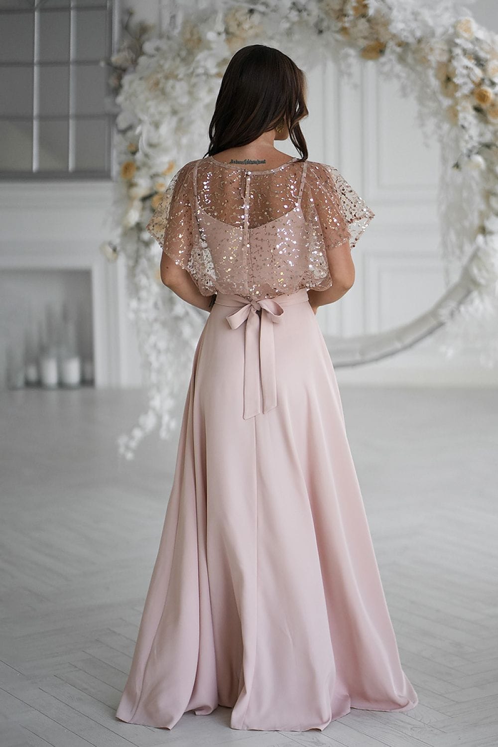 Robe longue soirée chic rose poudré manches courtes évasée à sequins pour mariage invité élégant