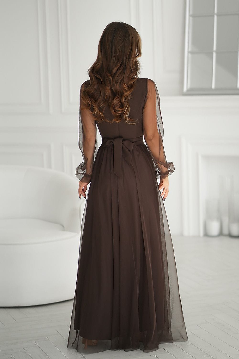 Robe de soirée longue marron chic manches longues fluide femme élégante dos noué pour événement spécial