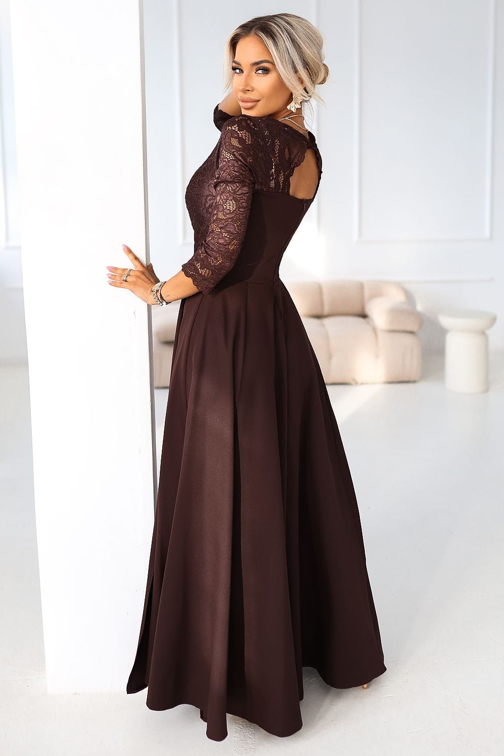 Robe de soirée longue marron élégante en dentelle manches trois quarts dos nu chic pour mariage invité