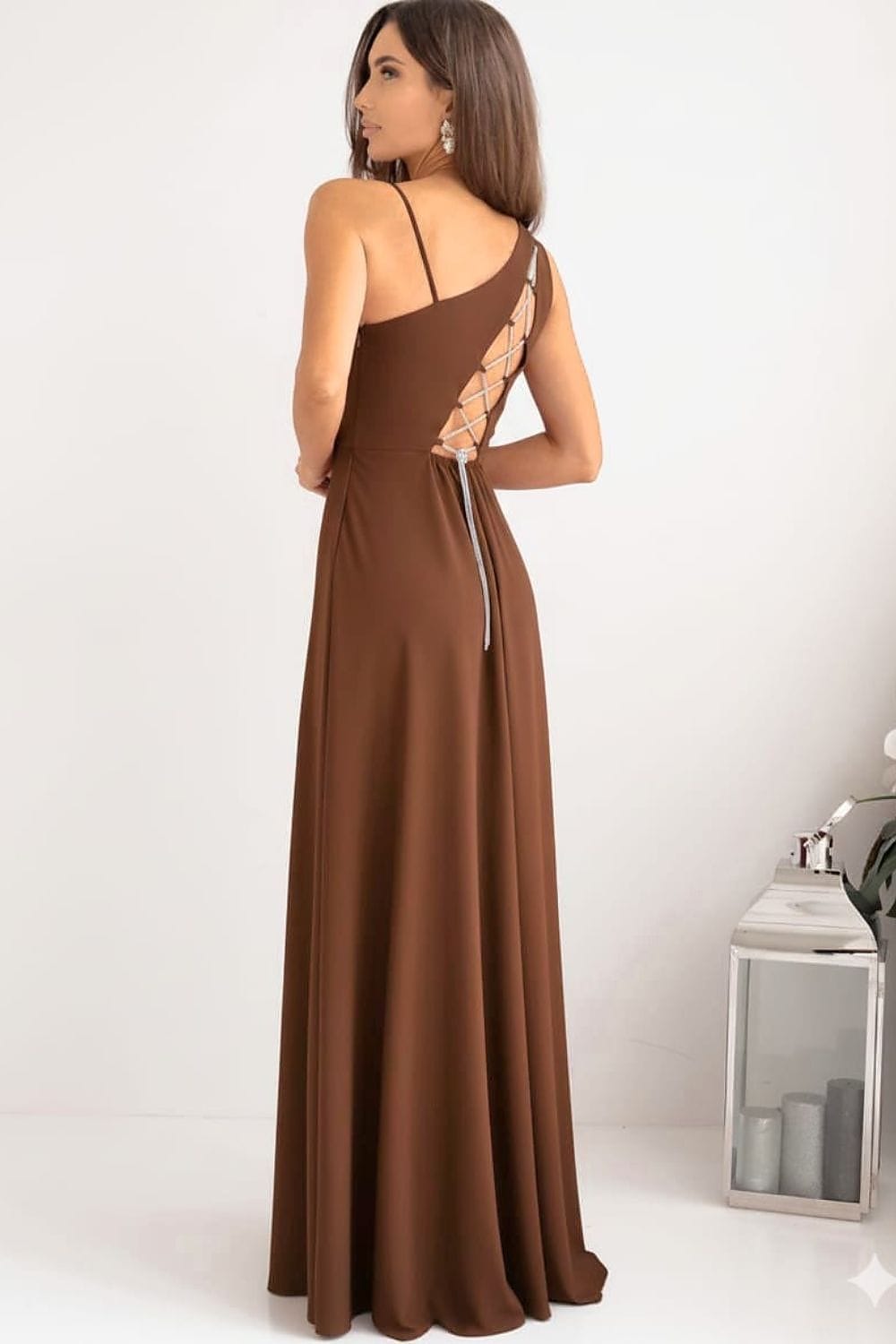 Robe de soirée chic longue marron dos nu asymétrique élégante pour mariage invitée été ou événement spécial