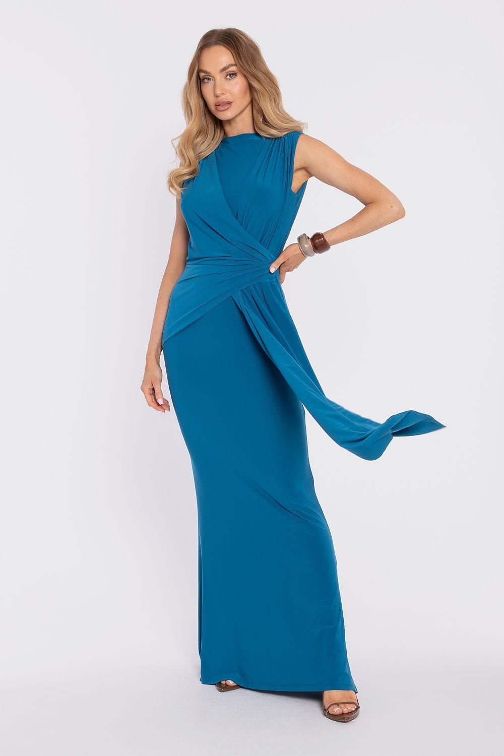 Robe longue soirée chic bleu sans manches silhouette moulante élégante pour mariage invité été