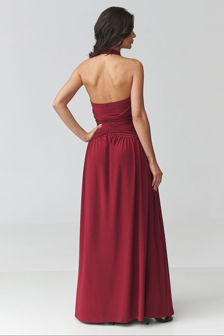 Robe de soirée dos nu longue bordeaux élégante pour invitée mariage ou cocktail chic, style fluide tendance