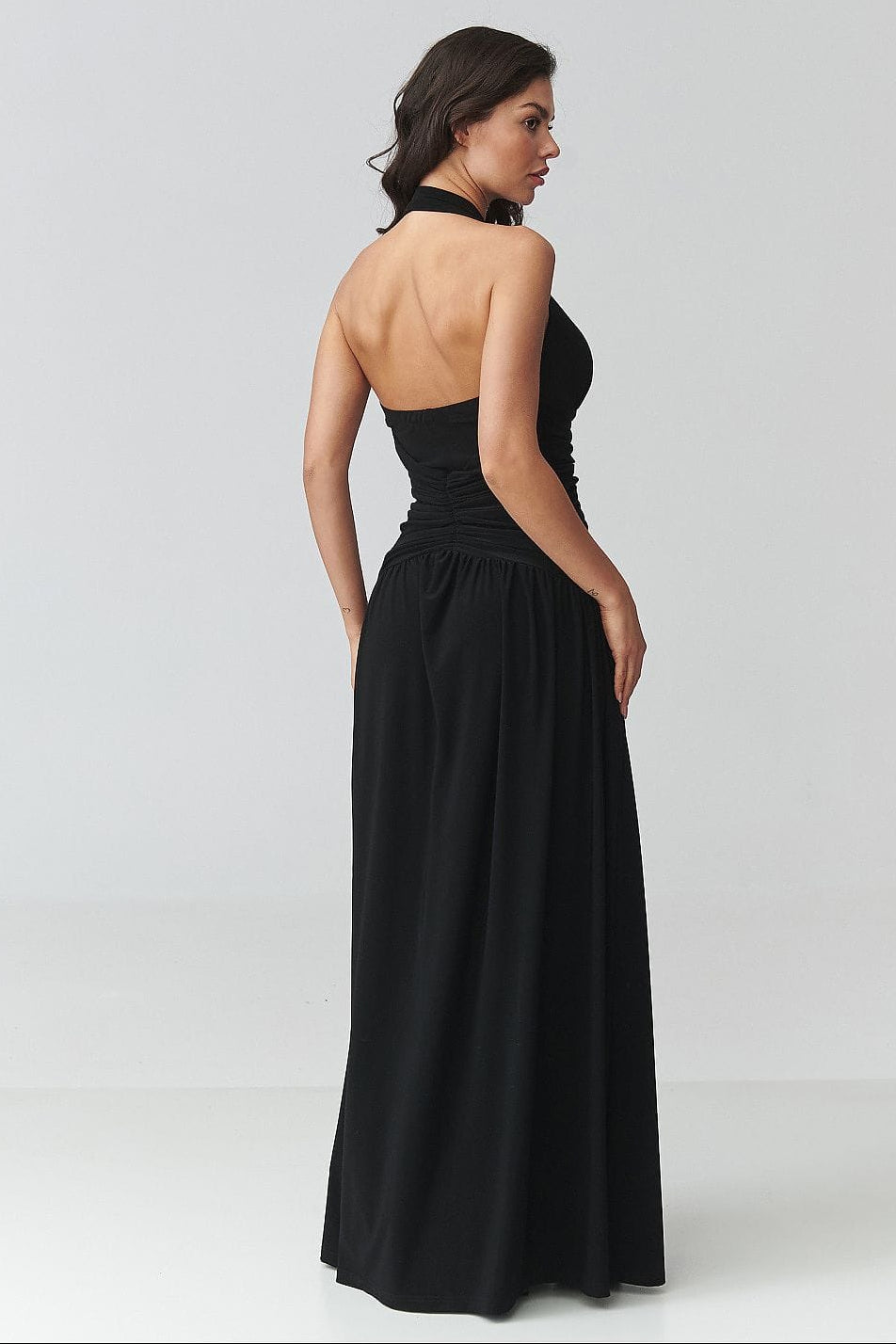 Robe de soirée dos nu noire longue élégante, idéale pour événement chic ou cocktail, coupe fluide et féminine