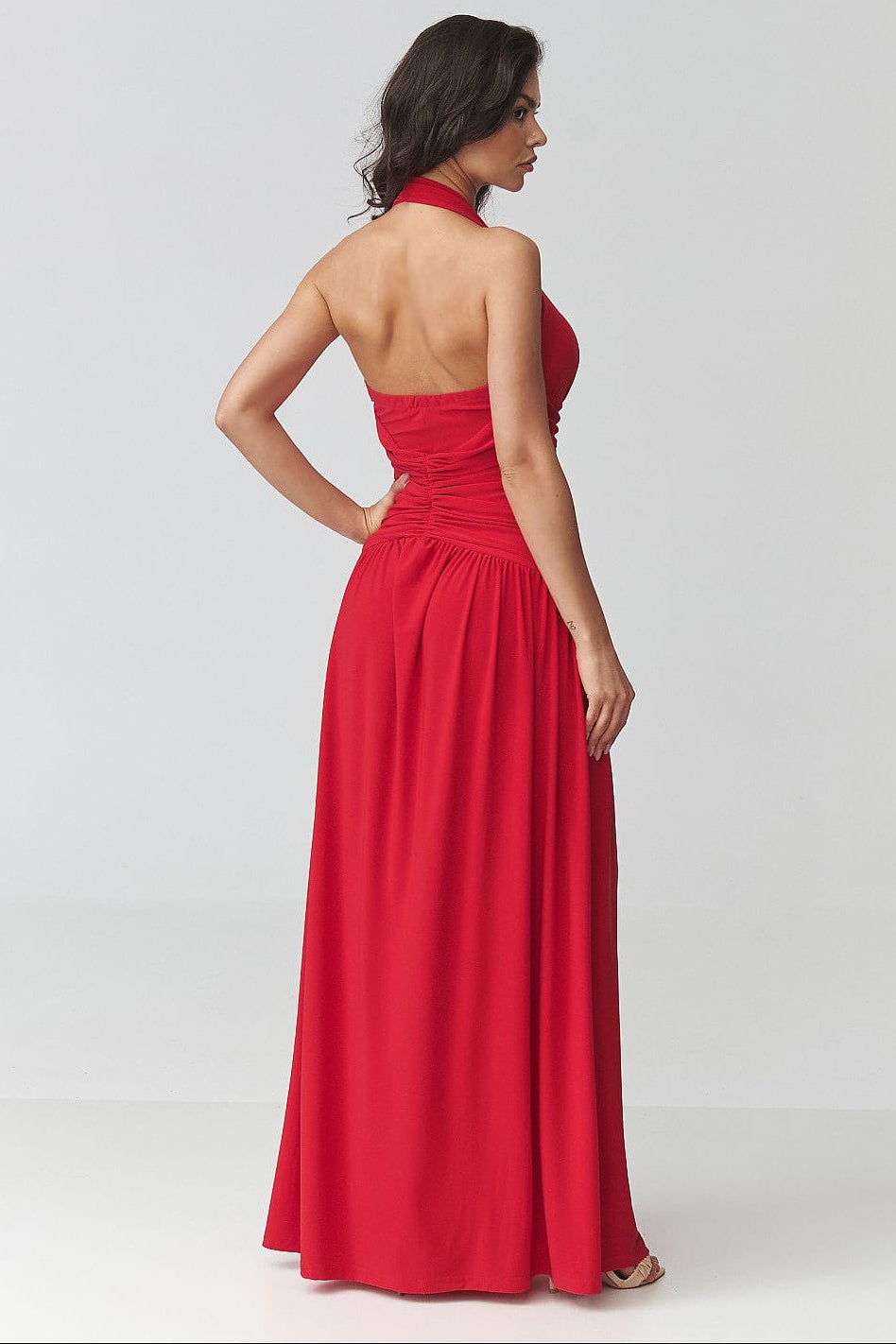 Robe de soirée mariage longue rouge dos nu élégante et fluide, idéale pour événement chic ou cérémonie estivale