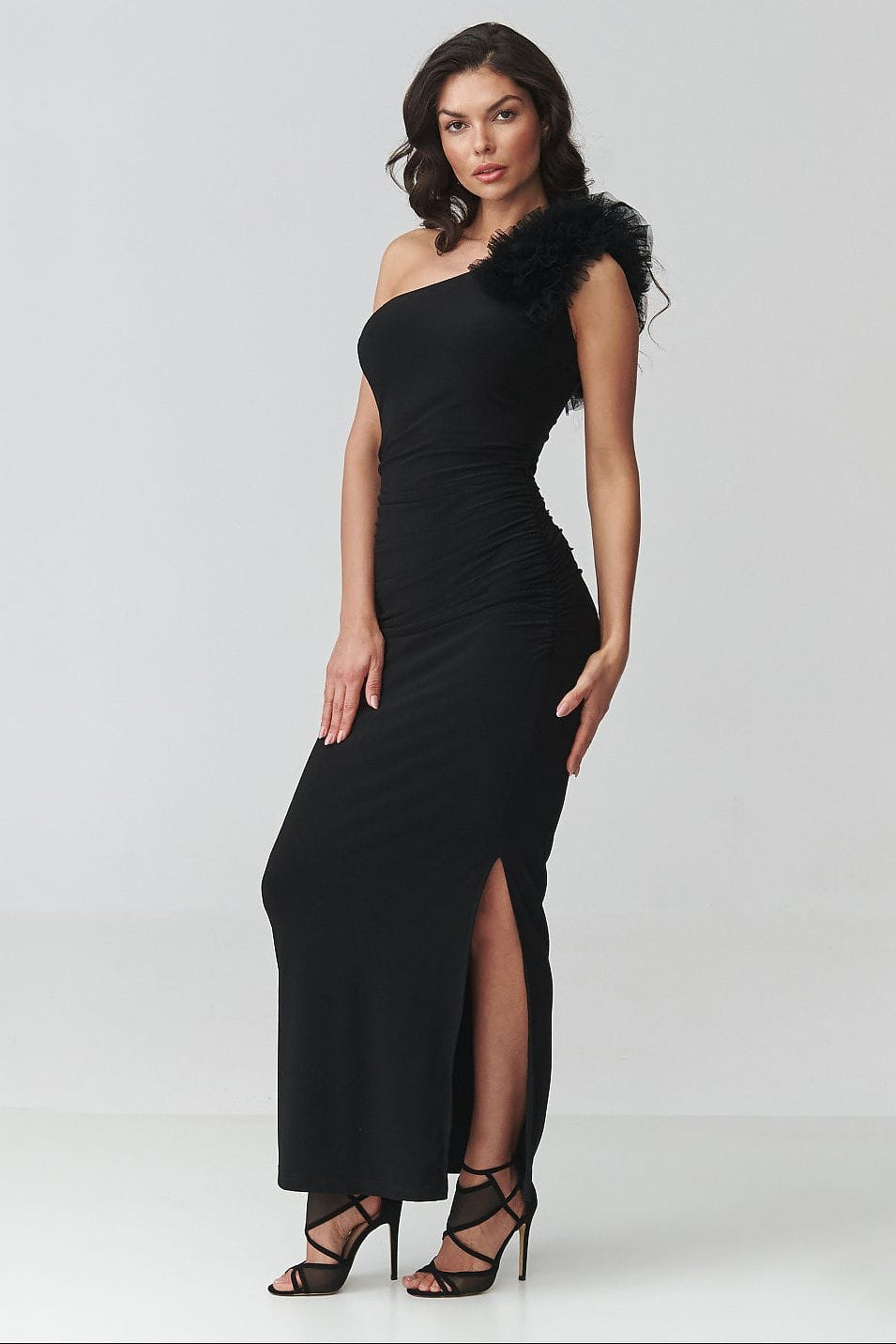 Robe de soirée chic longue noire asymétrique fendue une épaule détail volant élégant pour évènement habillé