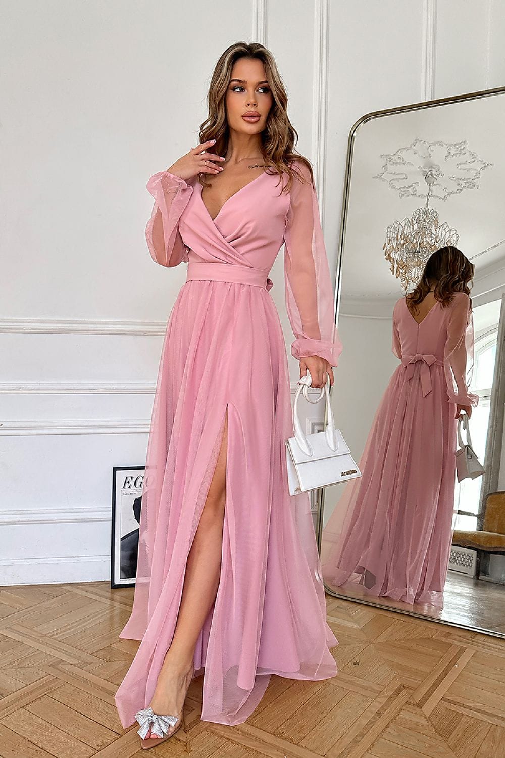 Robe de soirée longue rose fendue fluide manches longues chic avec sac à main blanc accessoire élégant