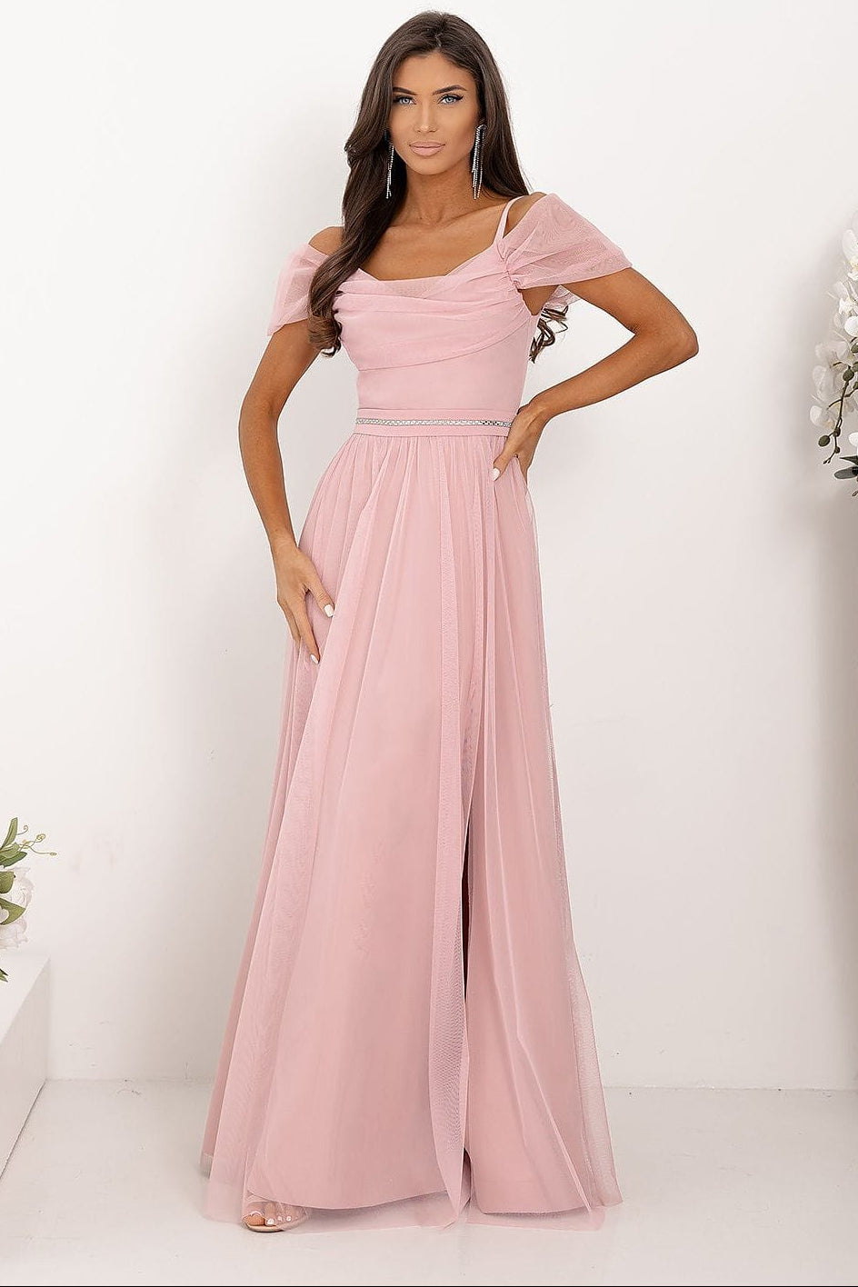 Robe longue rose poudré demoiselle d'honneur chic fluide épaules dénudées mariage invitée élégante tendance