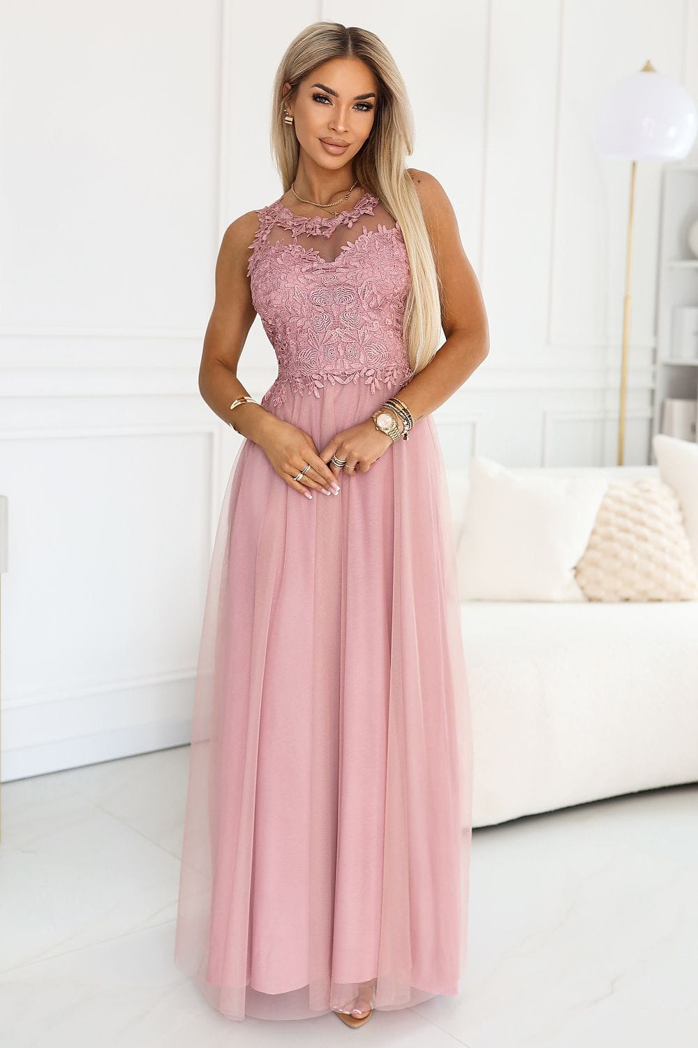 Robe longue rose poudré soirée chic en dentelle sans manches, idéale pour mariage invité ou demoiselle d’honneur