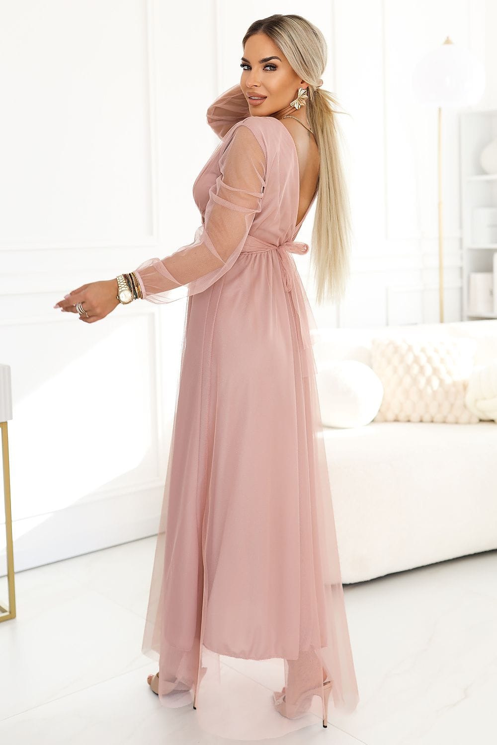 Robe longue dos nu manche longue rose poudré élégante pour soirée chic mariage invité ou cocktail tendance
