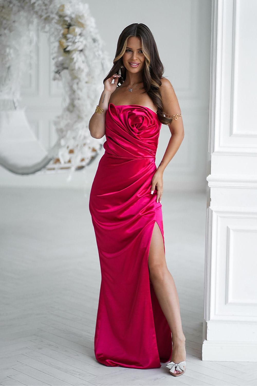 Robe de soirée chic longue satinée fuchsia fendue bustier élégante sans manches pour mariage invité