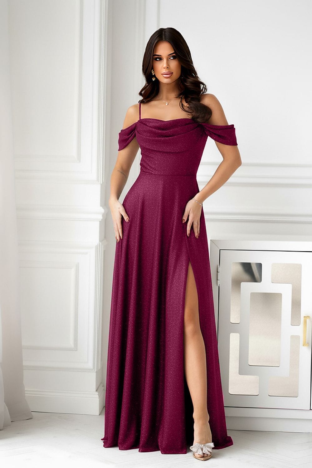 Robe de soirée chic longue bordeaux fendue épaules dénudées style élégant pour mariage invité ou gala