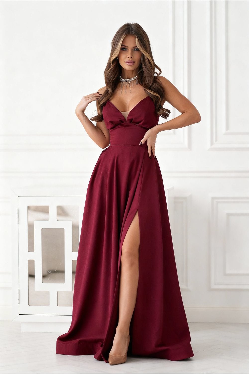 Robe de soirée chic longue bordeaux fendue décolleté sans manches élégante pour mariage ou événement formel