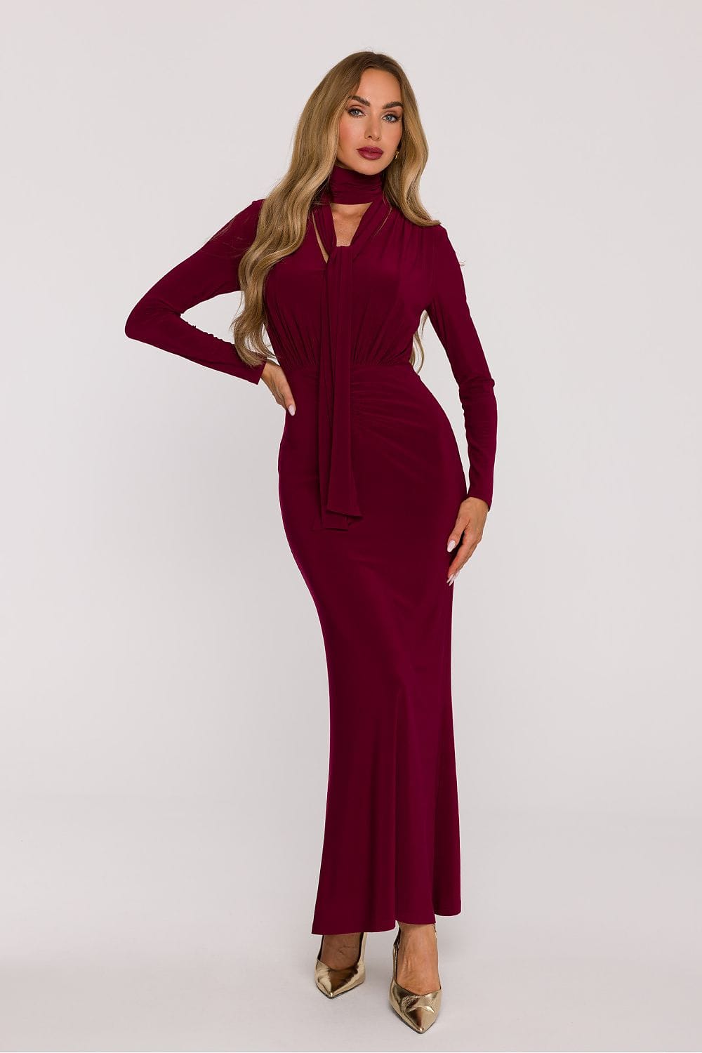Robe de soirée chic longue bordeaux manches longues élégante pour femme, silhouette moulante col original