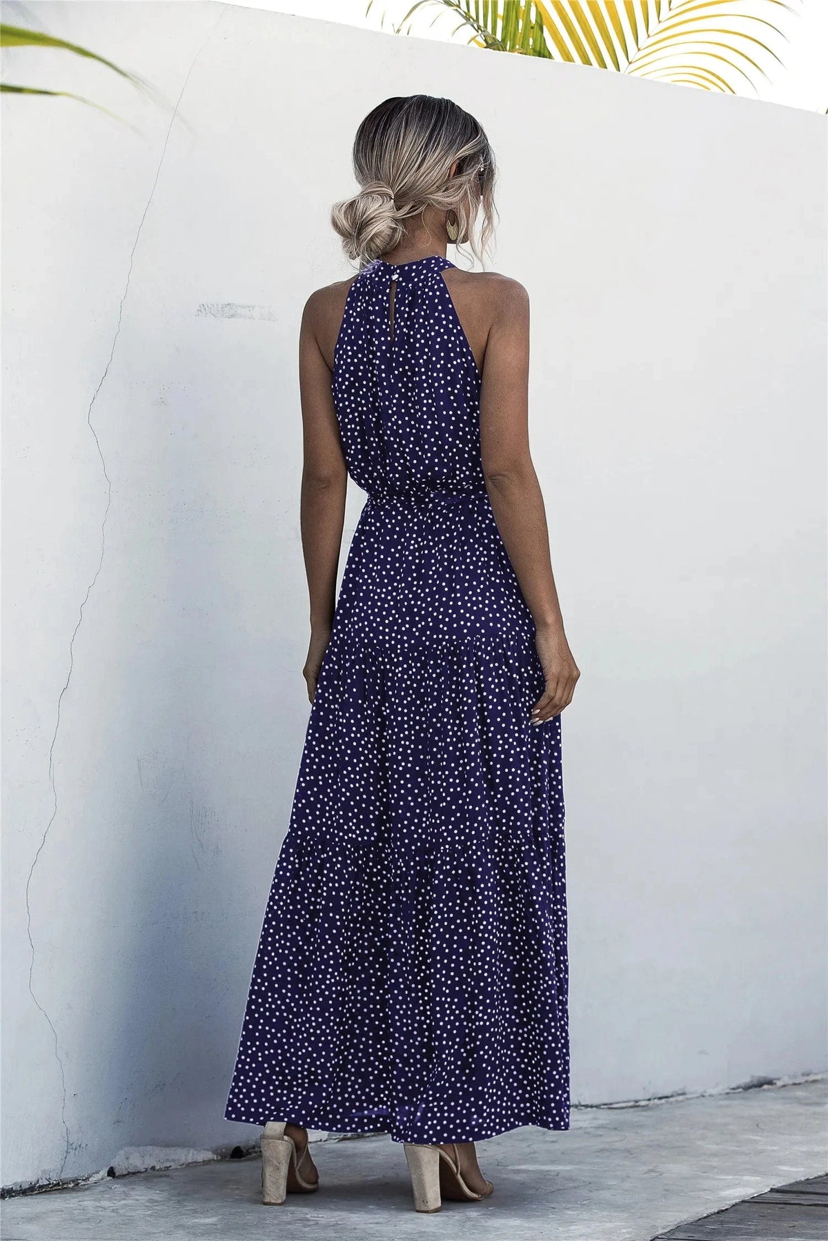 Robe longue été bohème bleu à pois blancs sans manches, idéale pour soirée chic ou mariage invité, coupe fluide