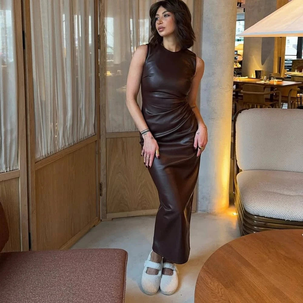 Robe de soirée chic longue moulante marron sans manches style élégant pour évènement ou cocktail tendance