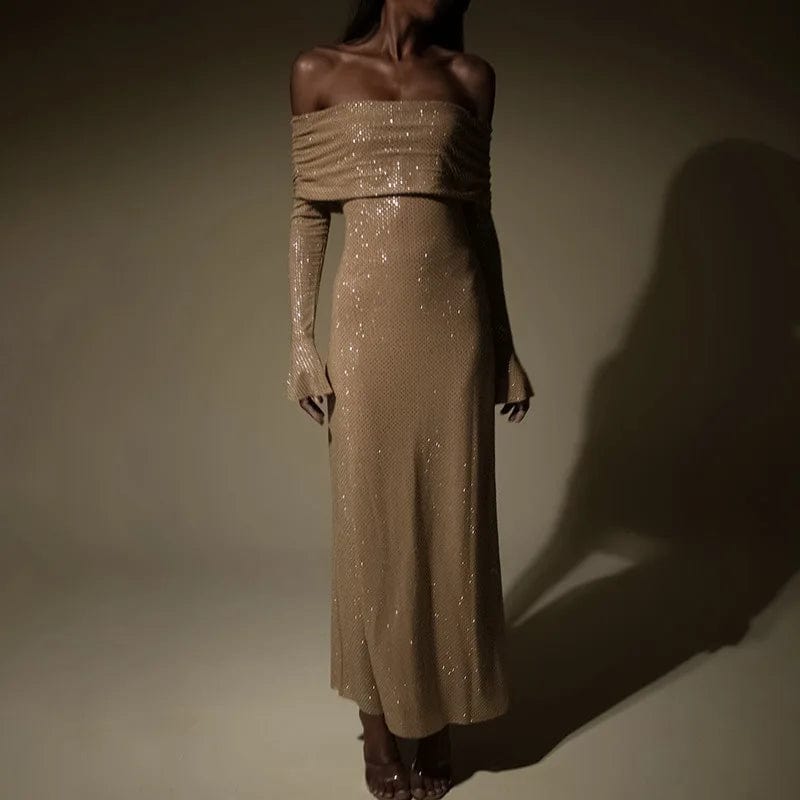 Alt-text: "Robe longue à sequins dorée avec manches longues et épaules dénudées, idéale pour une soirée gala ou un nouvel an chic."