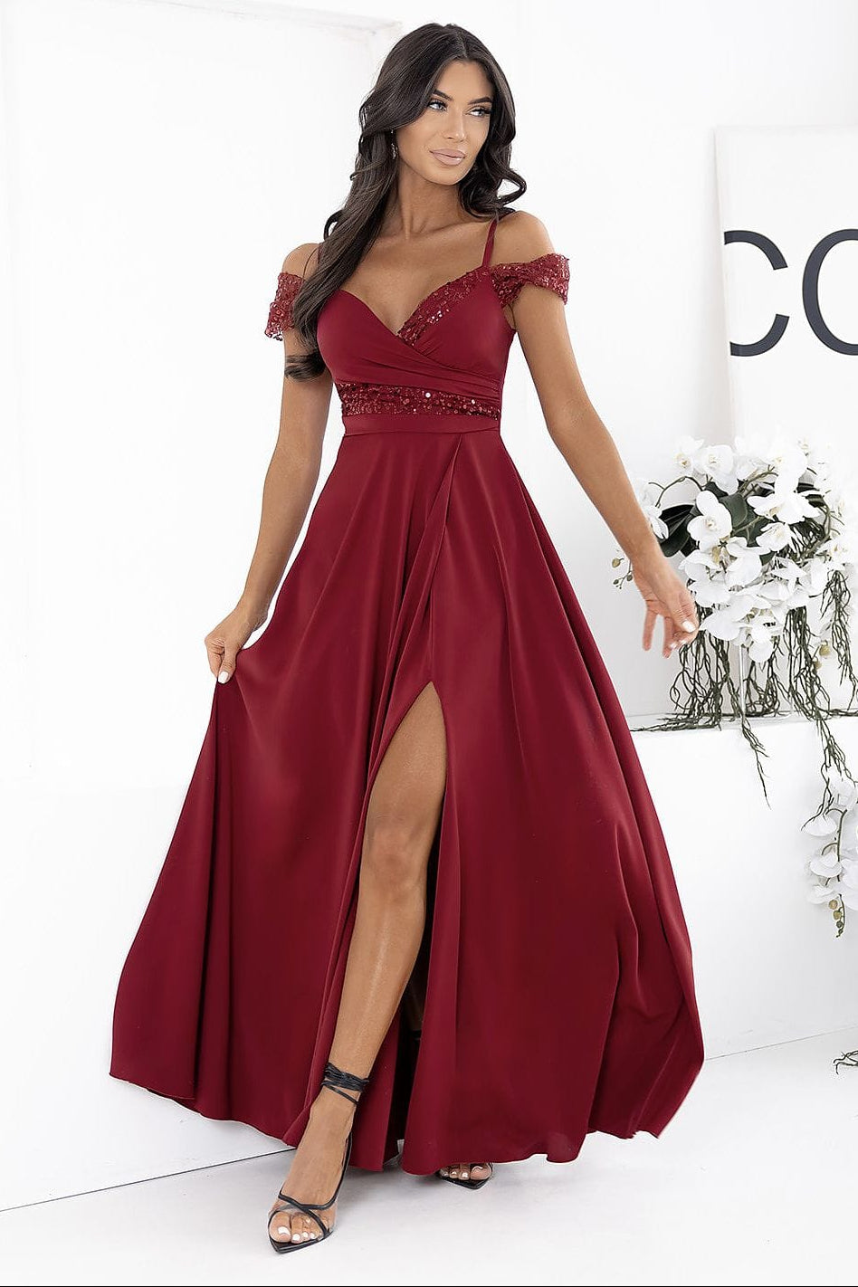 Robe de soirée mariage longue bordeaux évasée fendue chic épaules dénudées pour femme élégante