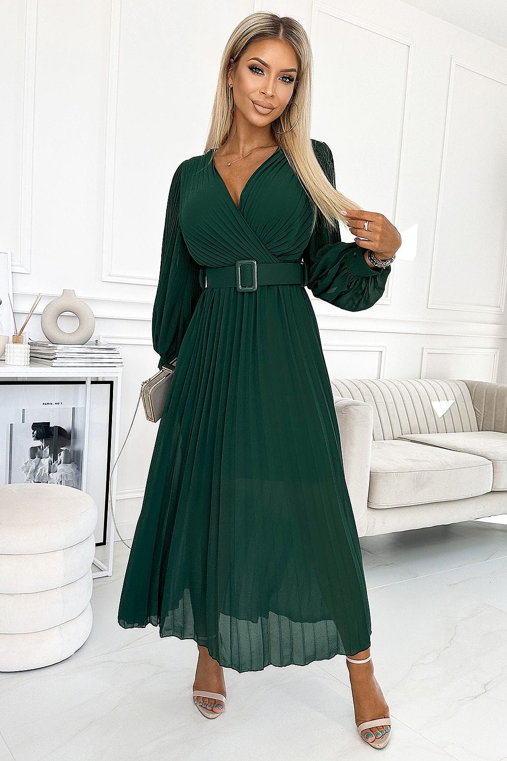 Robe de soirée verte longue avec manches longues et ceinture, élégante pour gala ou mariage.