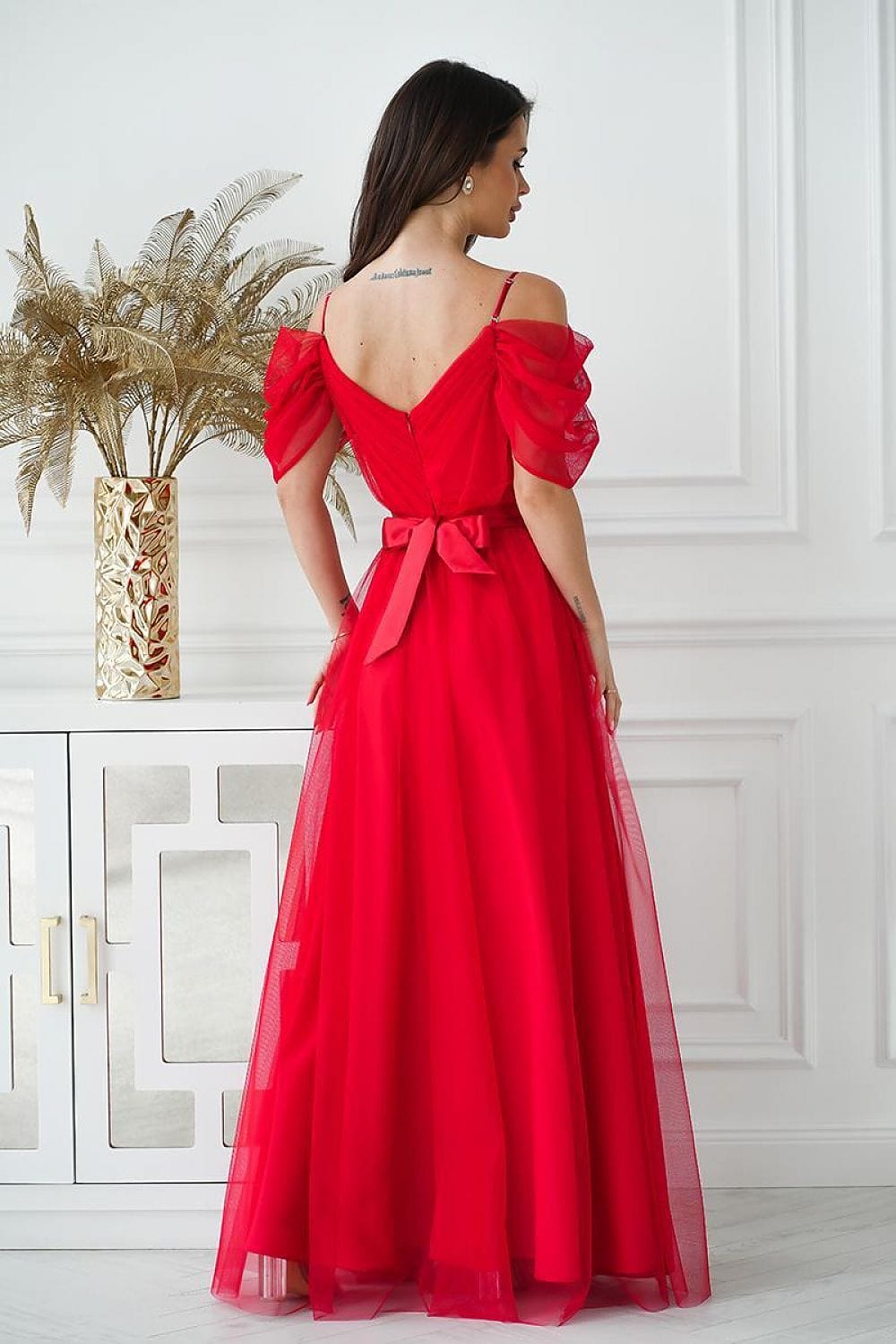 Robe rouge longue élégante pour soirée chic, parfaite pour un mariage ou un événement spécial.