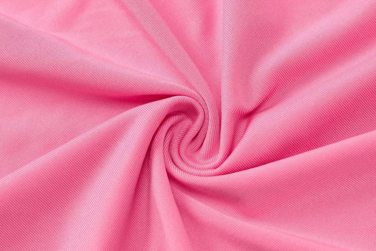 Robe de soirée chic longue rose en satin, tissu doux et élégance idéale pour événement habillé d'été