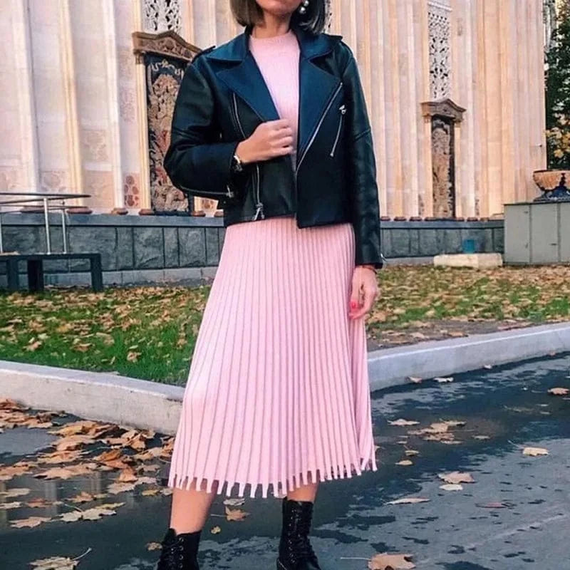 Robe midi plissée rose casual fluide femme avec manches longues, idéale pour un look chic d’automne