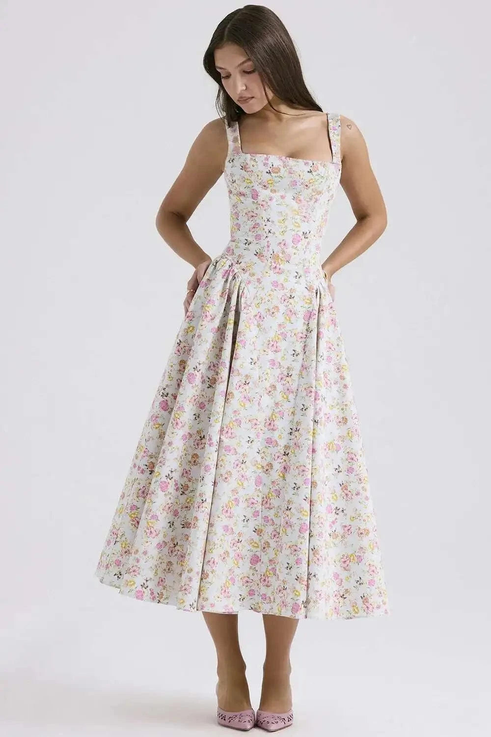 Robe fleurie midi champêtre invitée mariage été sans manches silhouette trapèze fond blanc élégant