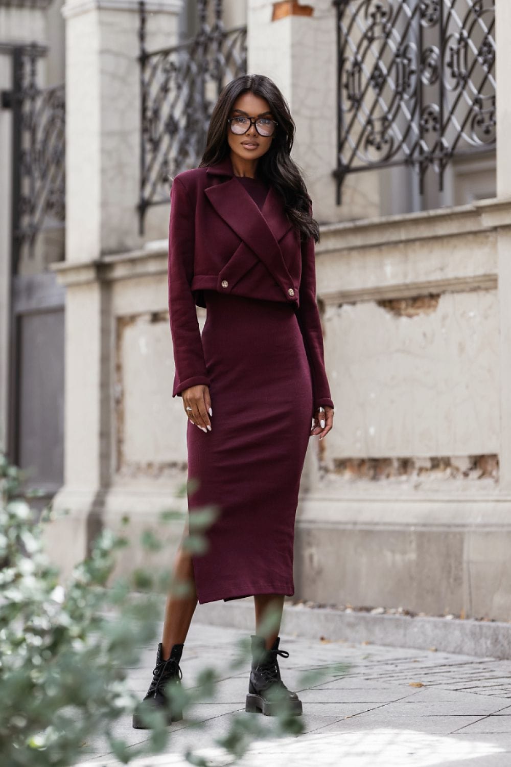 Robe midi moulante bordeaux chic manches longues automne pour soirée élégante, idéale mariage invitée