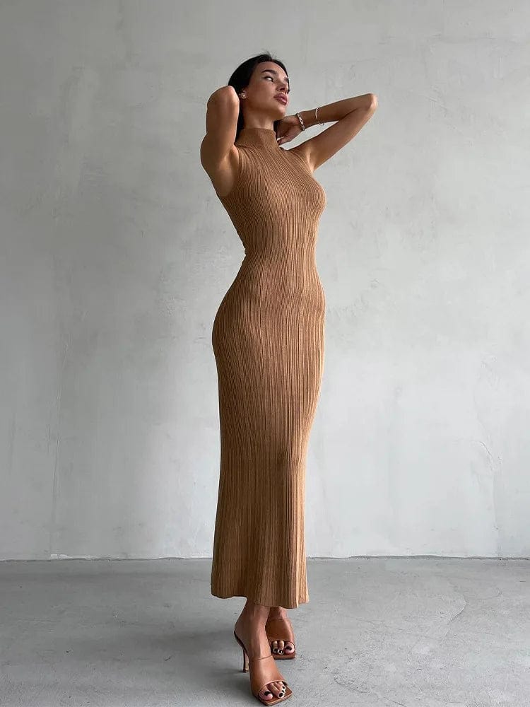 Robe moulante chic en maille midi marron pour soirée élégante avec col haut et sans manches.