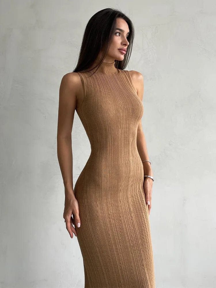 Robe moulante en maille longue beige sans manches pour un style chic et élégant.