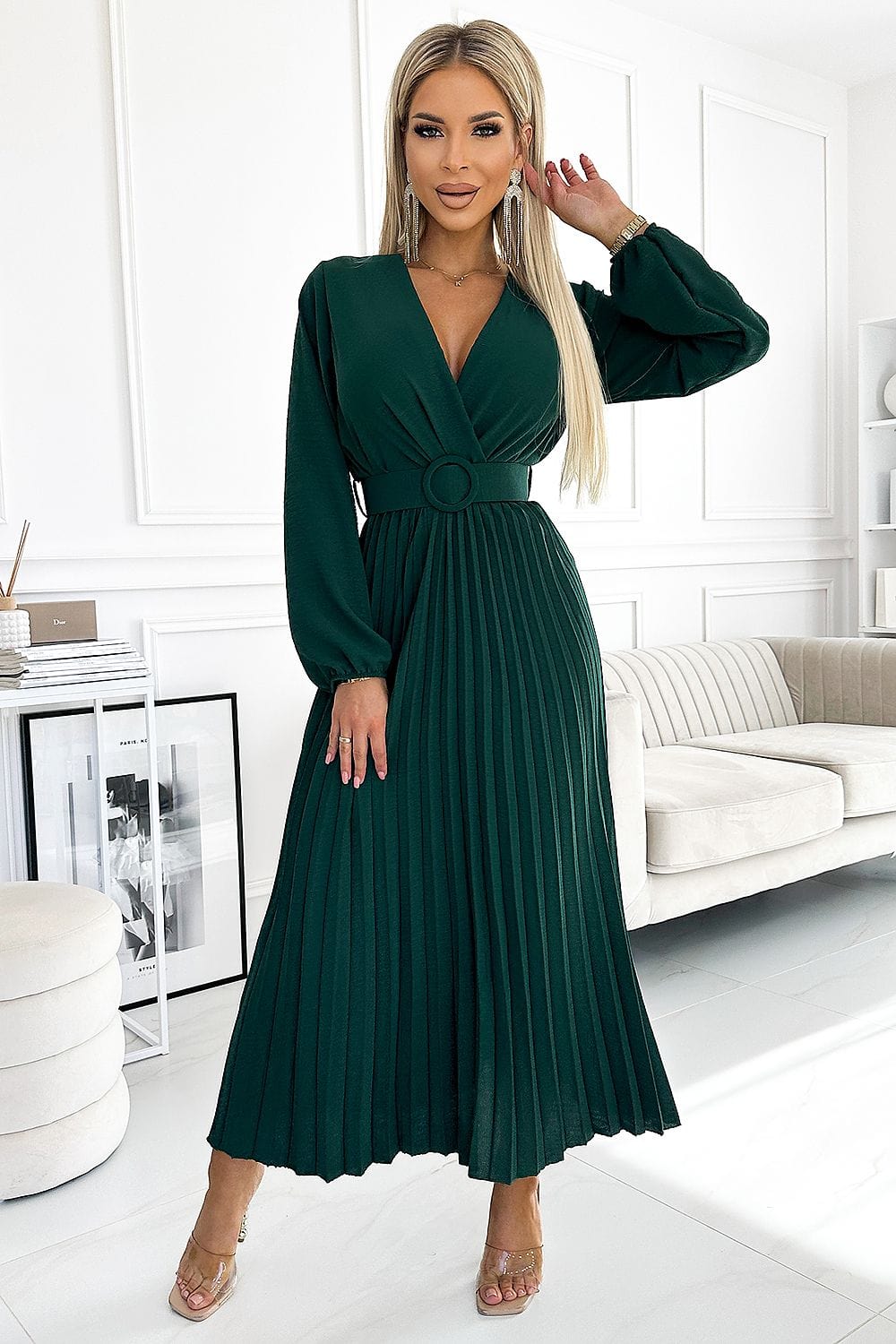 Robe de soirée chic verte longue à manches longues et décolleté plongeant, parfaite pour événements élégants.