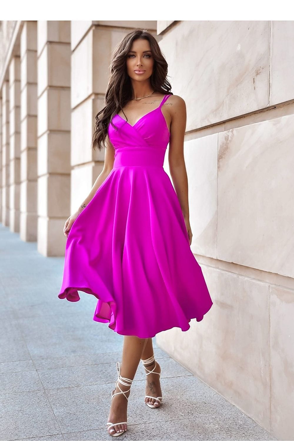 robe de cocktail midi évasée chic pour soirée mariage en satin verte avec manches courtes élégantes