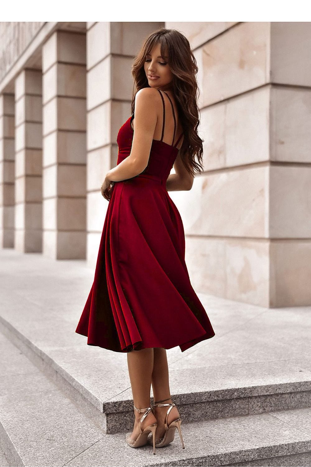 robe de cocktail midi chic évasée pour soirée élégante en satin fluide couleur champagne manches courtes