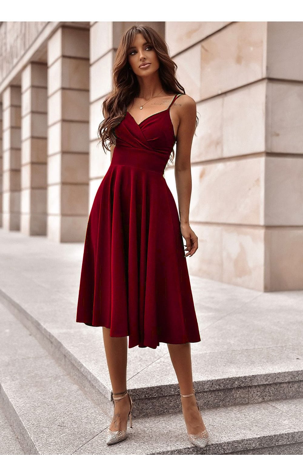 robe de cocktail midi chic évasée pour mariage invité, fluide verte sans manches style trapèze