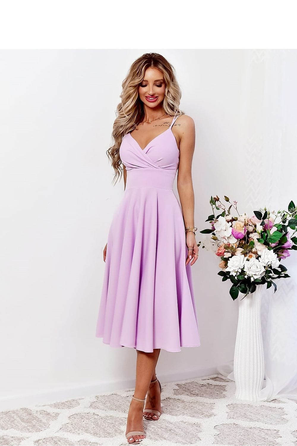 robe de cocktail midi chic évasée pour soirée élégante avec coupe trapèze et manches courtes