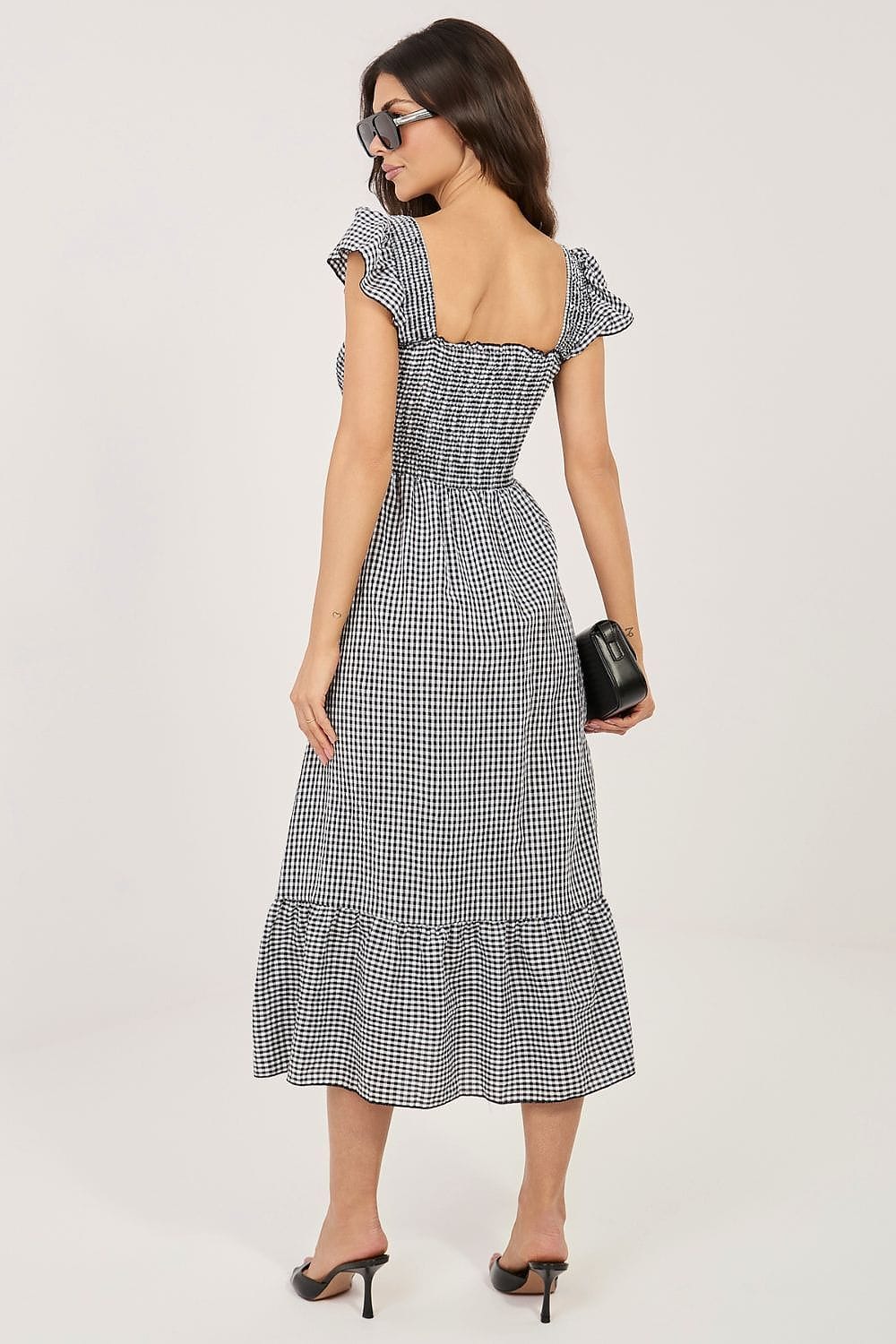 Robe été bohème noire et blanche longue à carreaux silhouette trapèze manches courtes accessoire sac noir