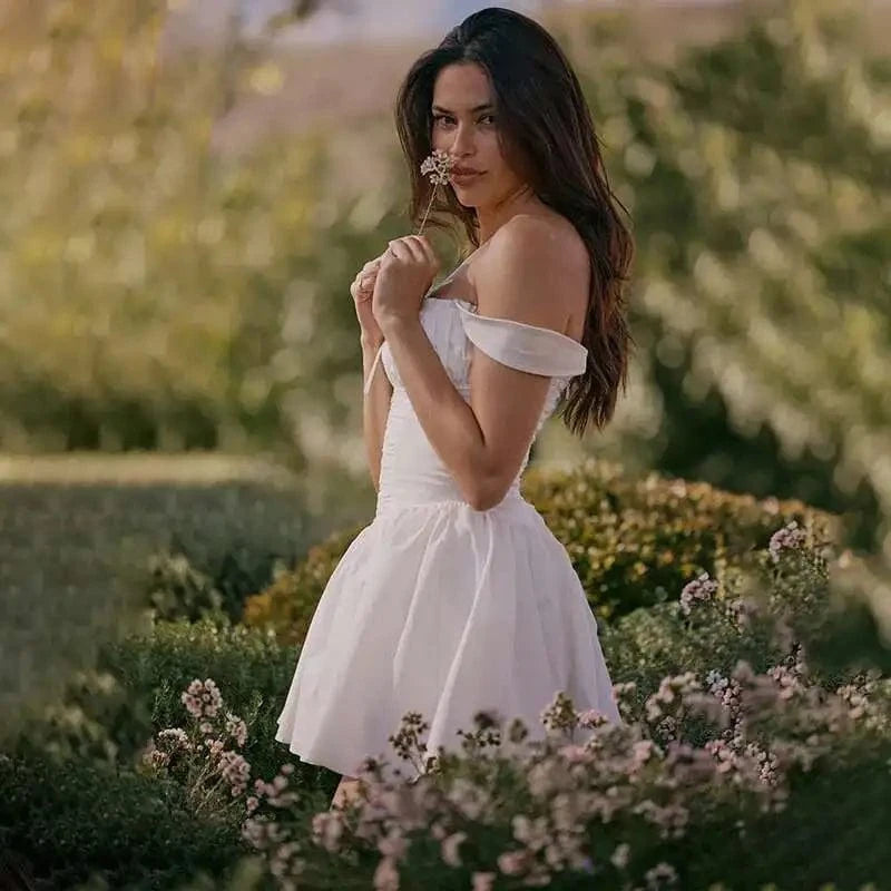 Robe courte blanche épaules dénudées bohème été pour invitée mariage champêtre, idéale cérémonie extérieure