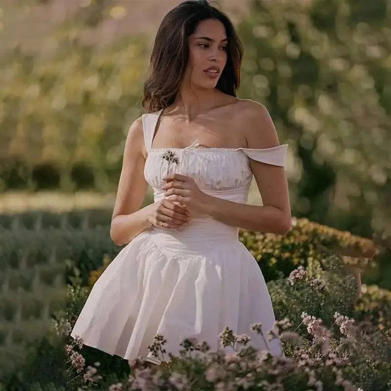 Robe courte blanche champêtre décolleté bustier sans manches bohème idéale été ou mariage en extérieur