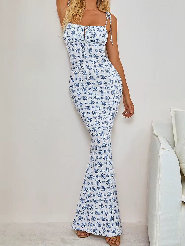 Robe moulante longue à imprimé floral bleu sur blanc