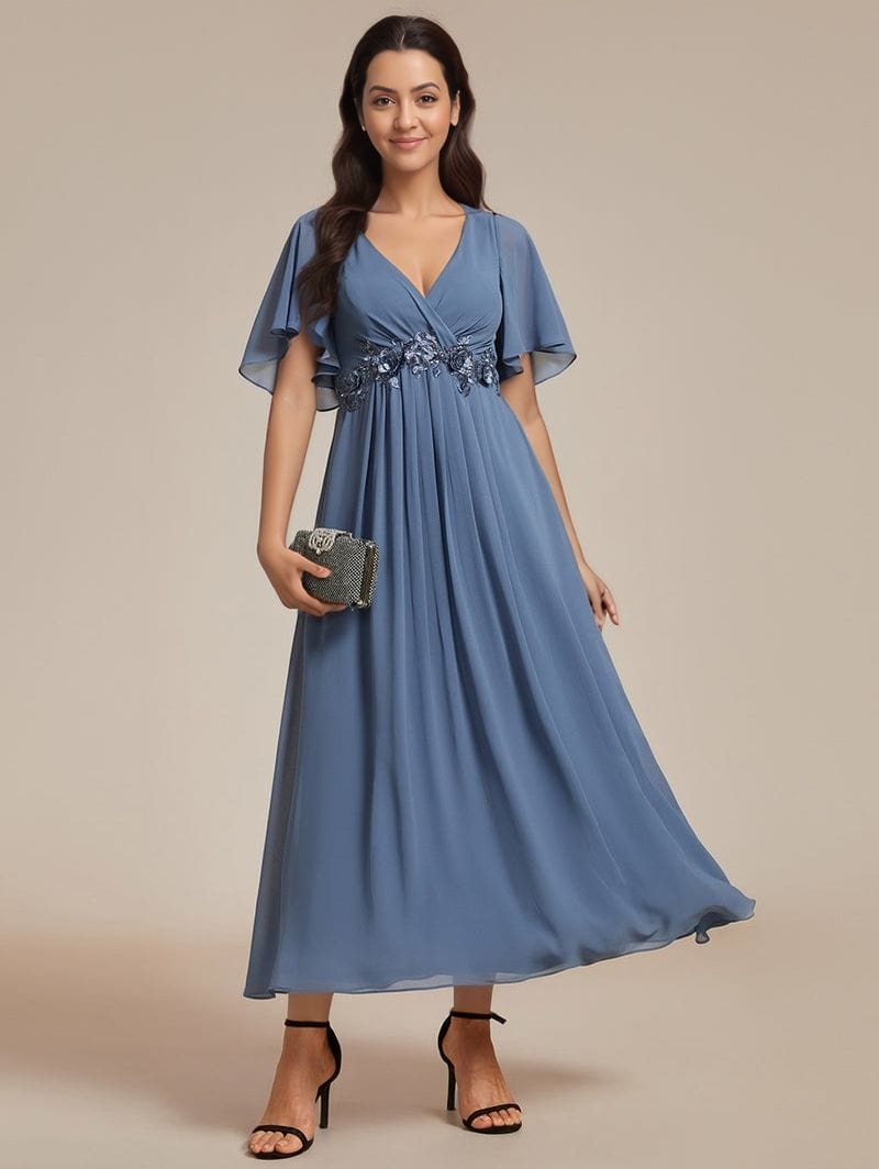 Robe de soirée mariage fluide bleu longue décolleté trapèze élégante manches courtes chic avec pochette argentée
