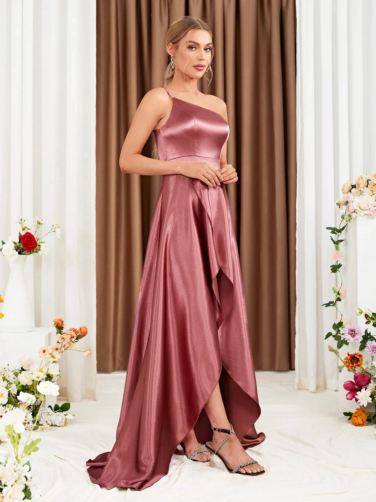 Robe pour invitée au mariage rose satinée asymétrique