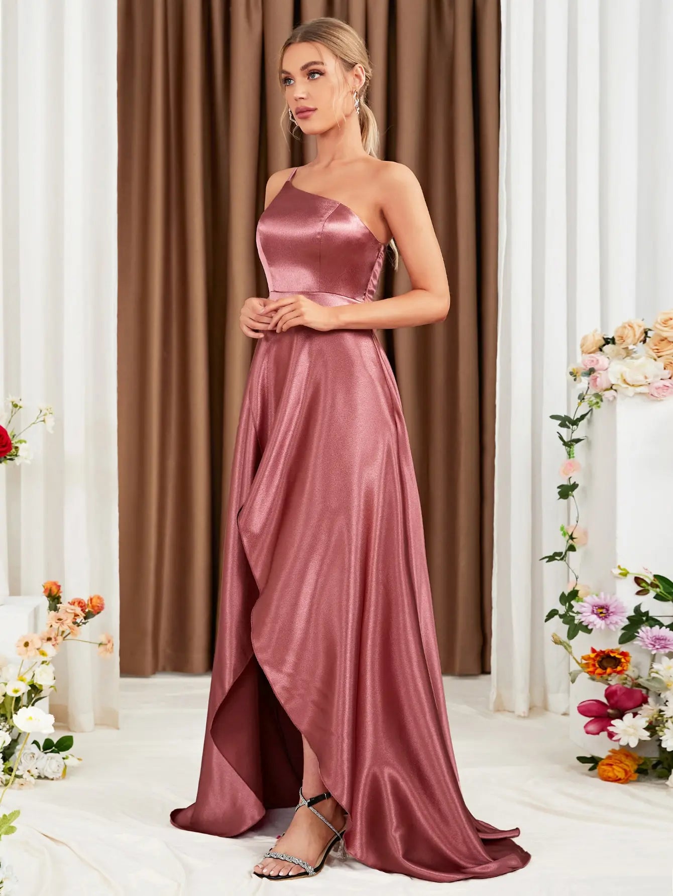 Robe pour invitée au mariage rose satinée asymétrique