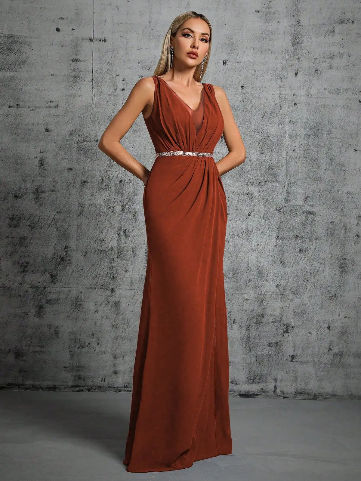 Robe pour soirée de mariage longue terracotta avec ceinture à paillettes