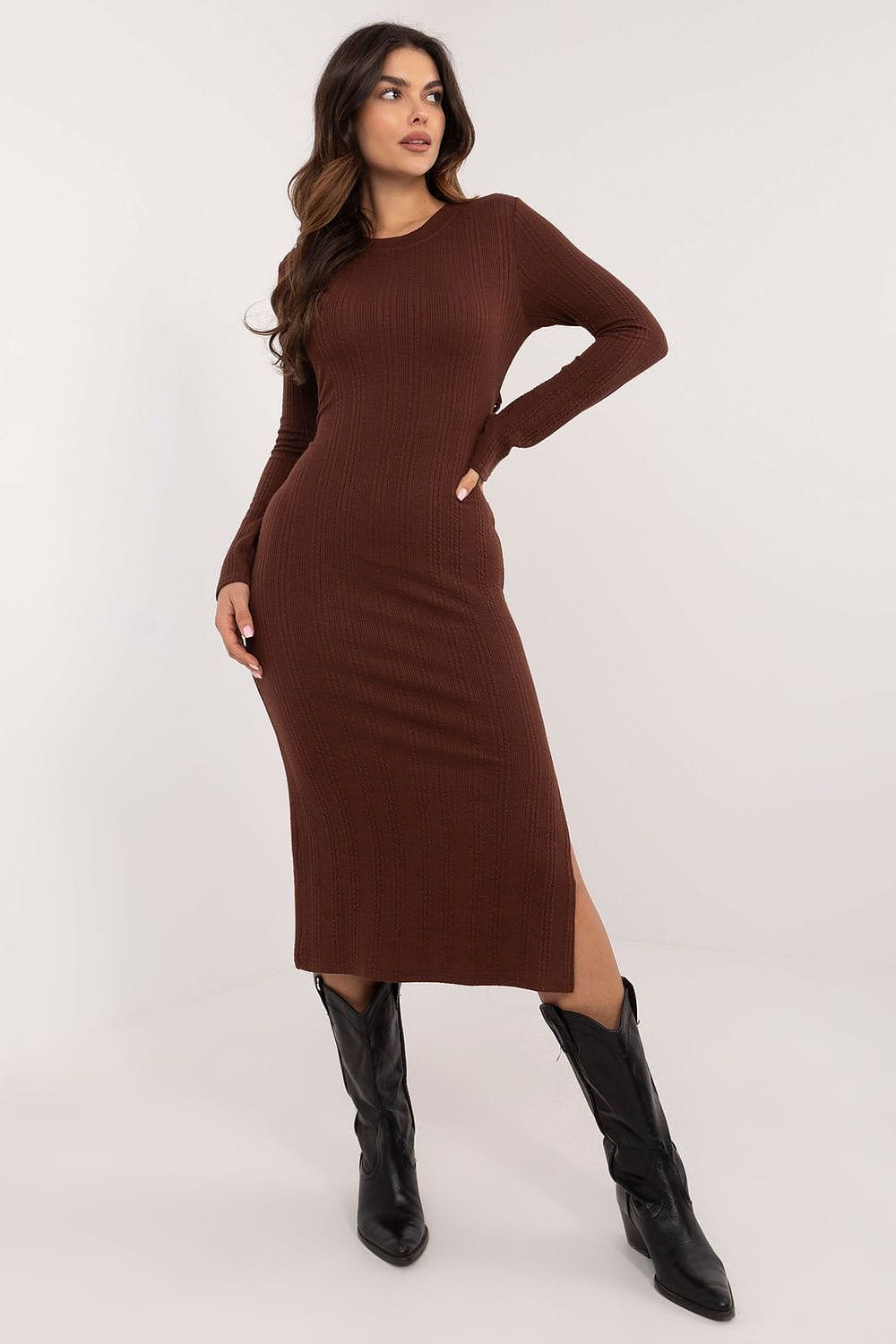 Robe élégante pour soirée chic marron longue moulante manches longues pour un style raffiné.