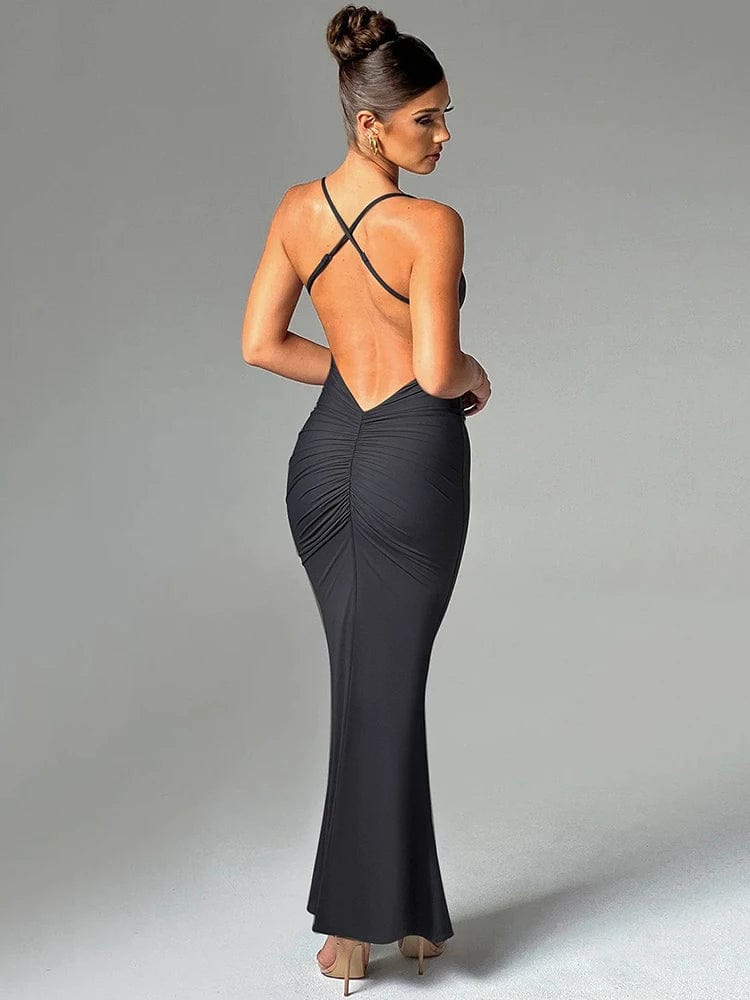 Robe noire chic dos nu longue moulante avec silhouette princesse et manches longues, idéale pour soirée élégante ou cocktail.